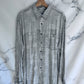 Camisa vintage gris con estampado geométrico