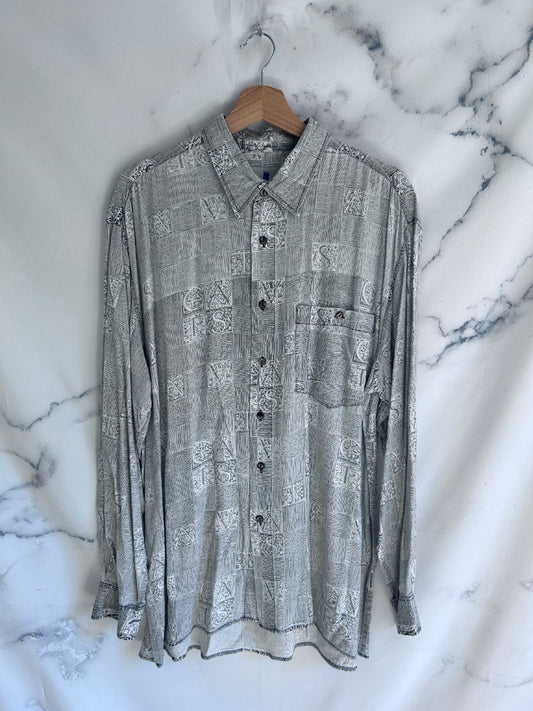 Camisa vintage gris con estampado geométrico