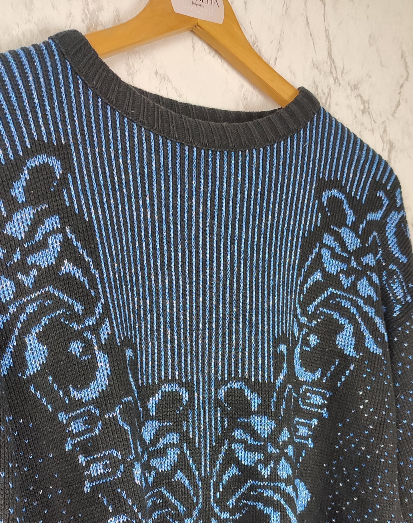 Jersey de punto en negro con azul brilli