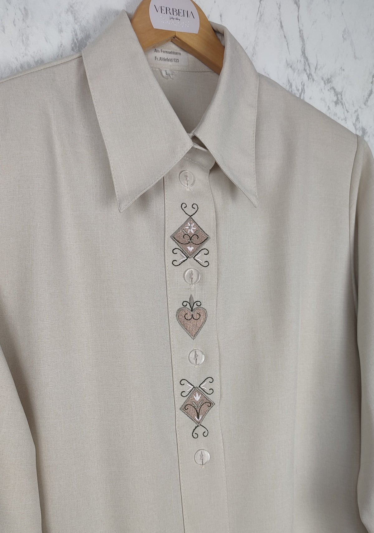 Camisa beige con detalle en la botonadura