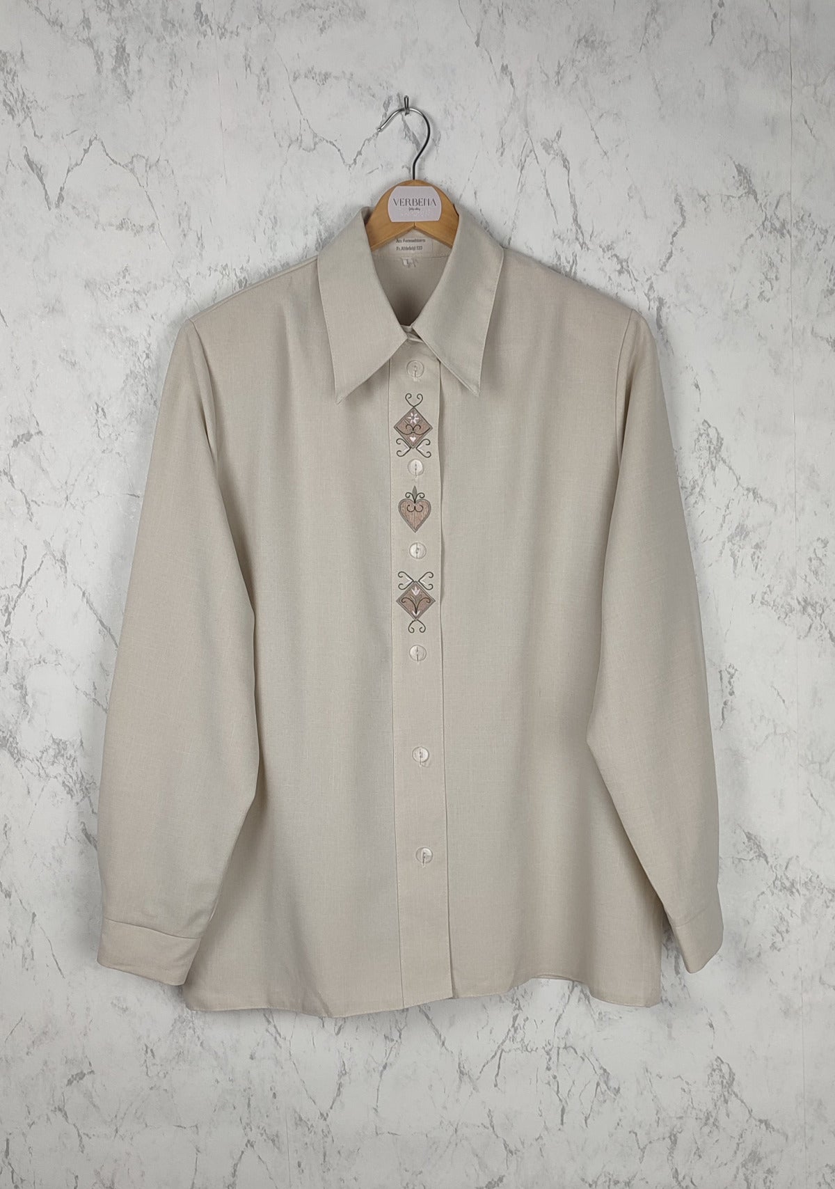 Camisa beige con detalle en la botonadura