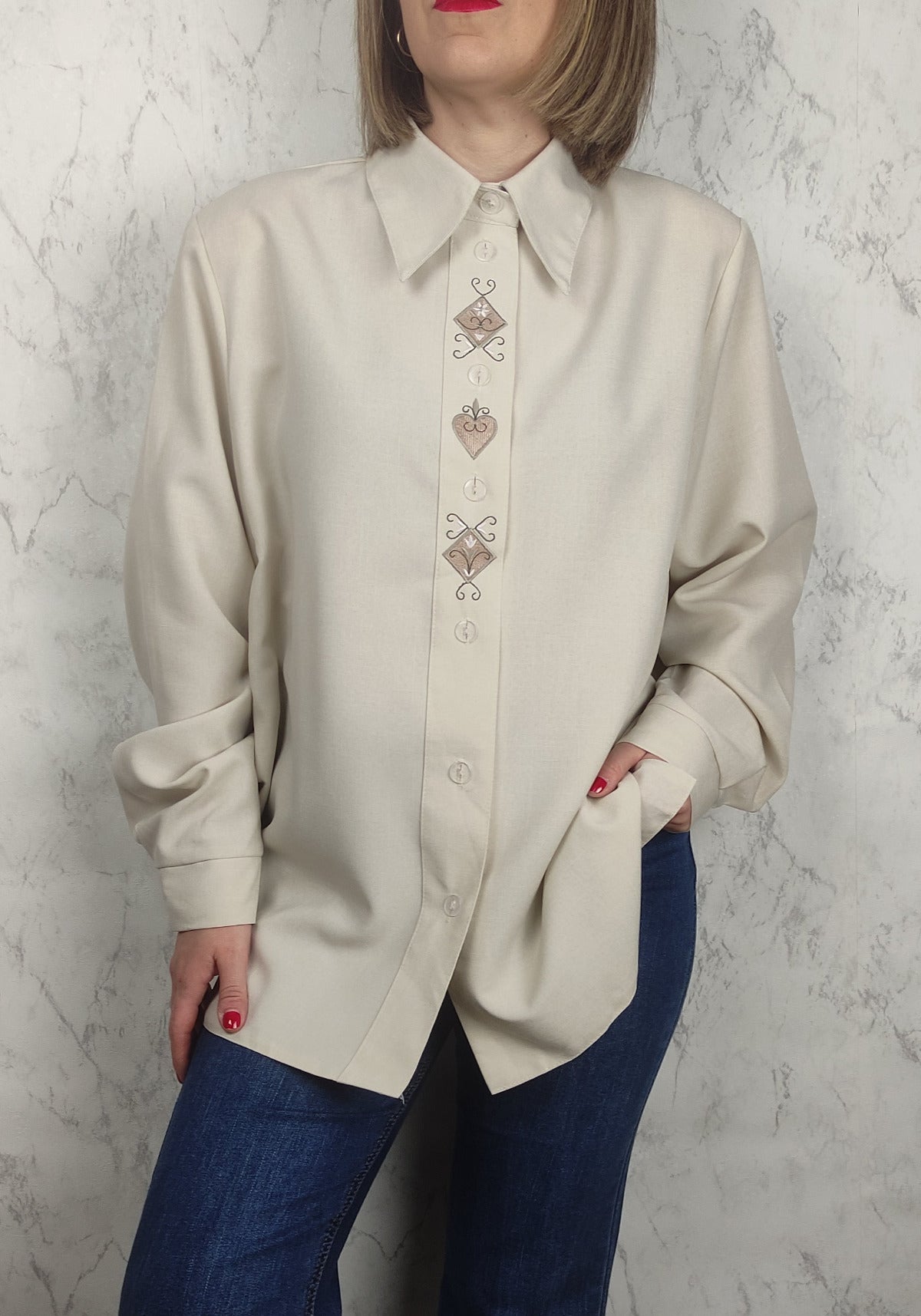 Camisa beige con detalle en la botonadura